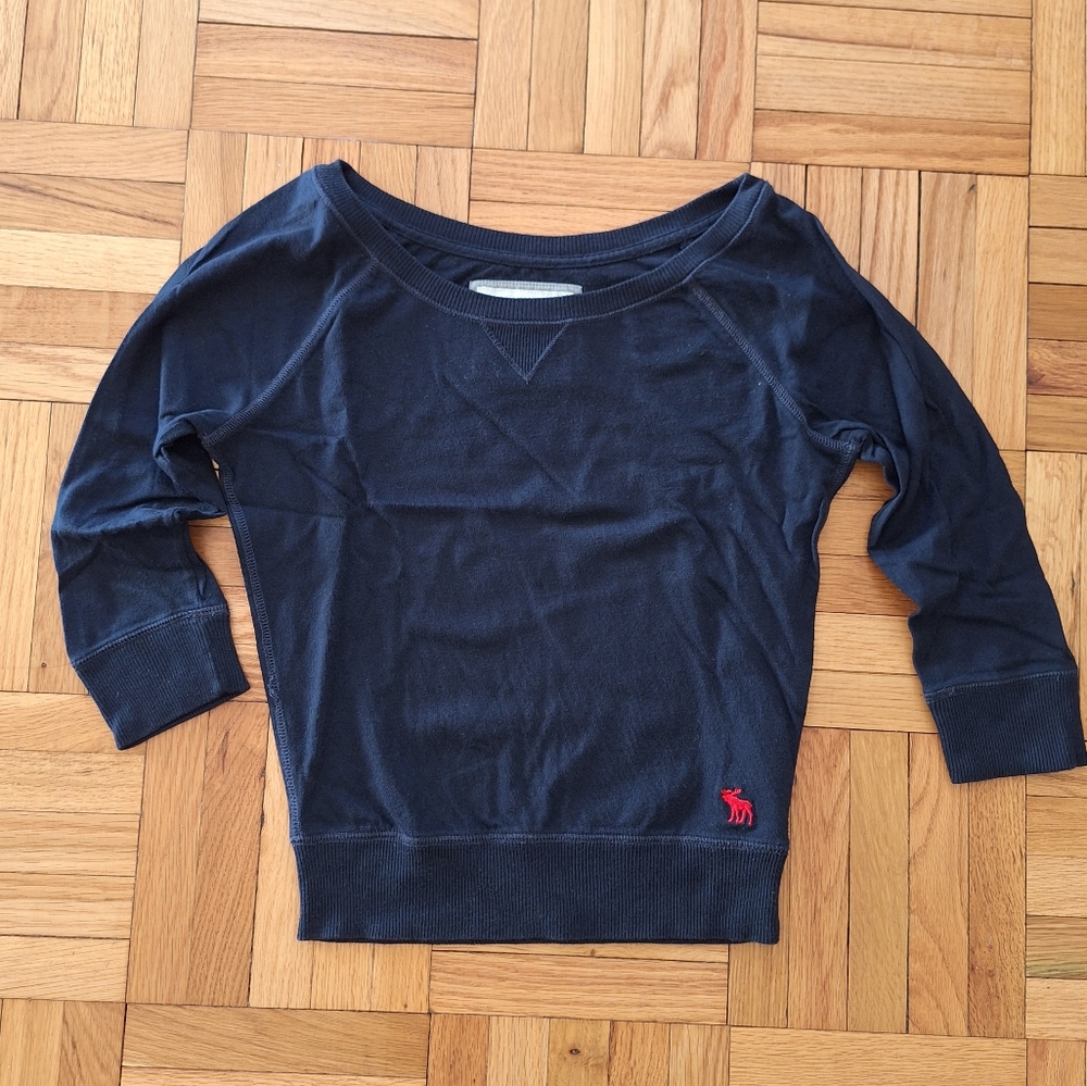 A&F Cropped Wide Neck Navy Sweatshirt with Red Logo XS